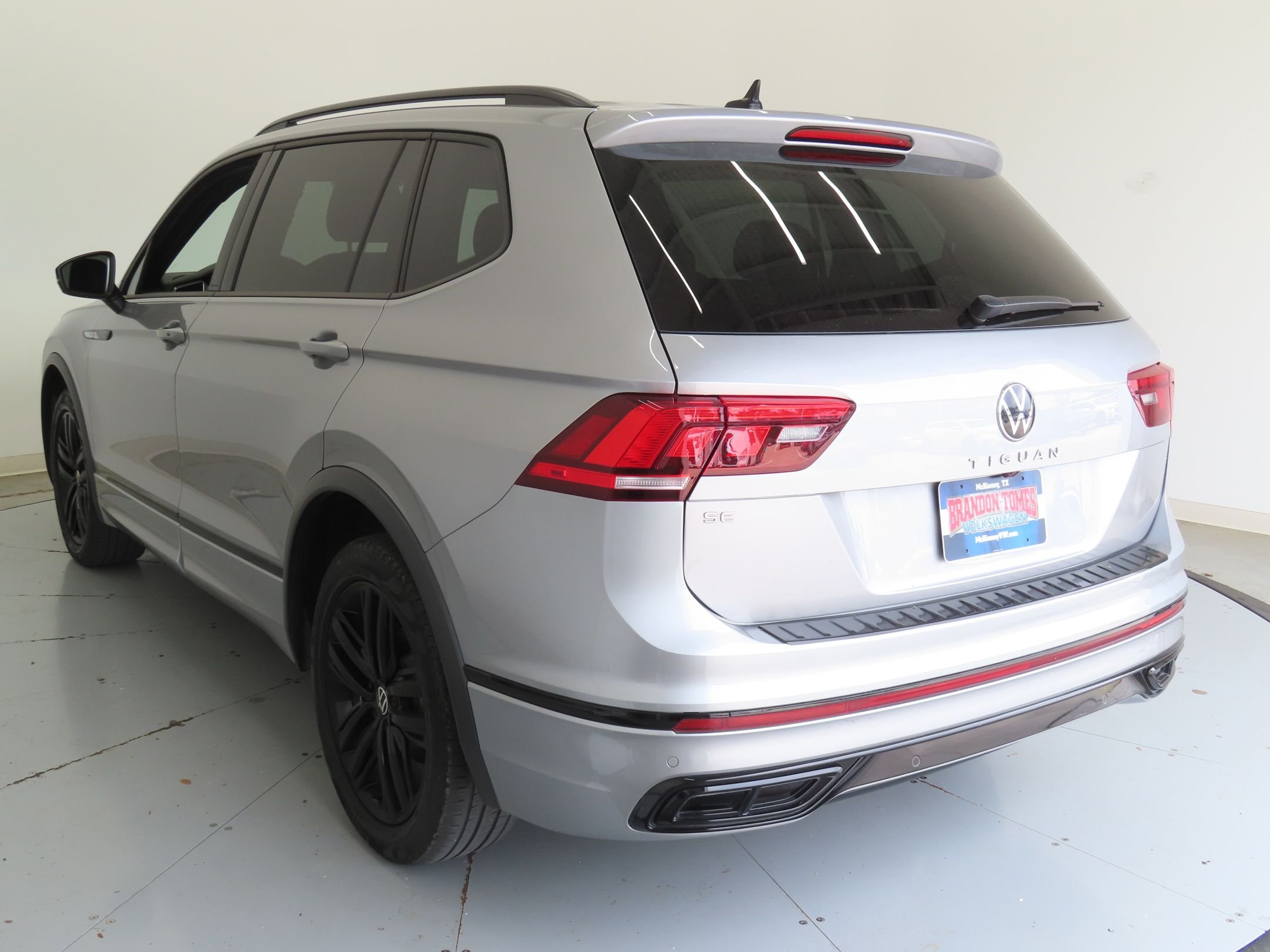 Used 2022 Silver Volkswagen 2.0T SE R-Line Black image 6