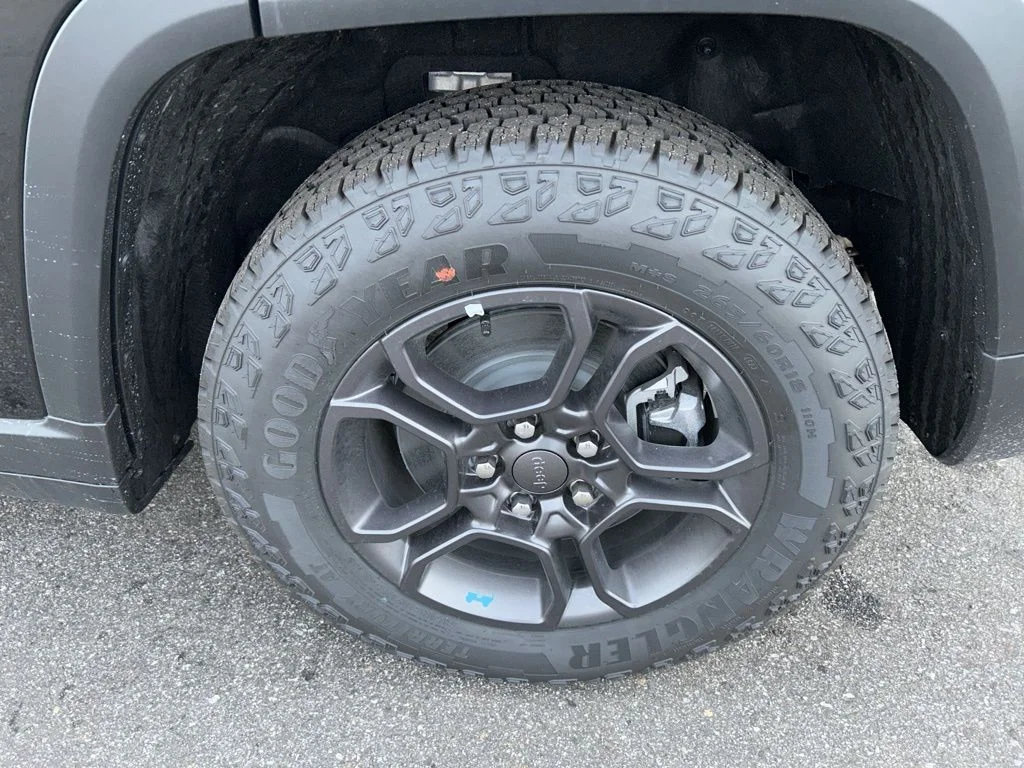 New 2024 Diamond Black Crystal Pearl-Coat Exterior Paint Jeep Trailhawk 4xe image 23