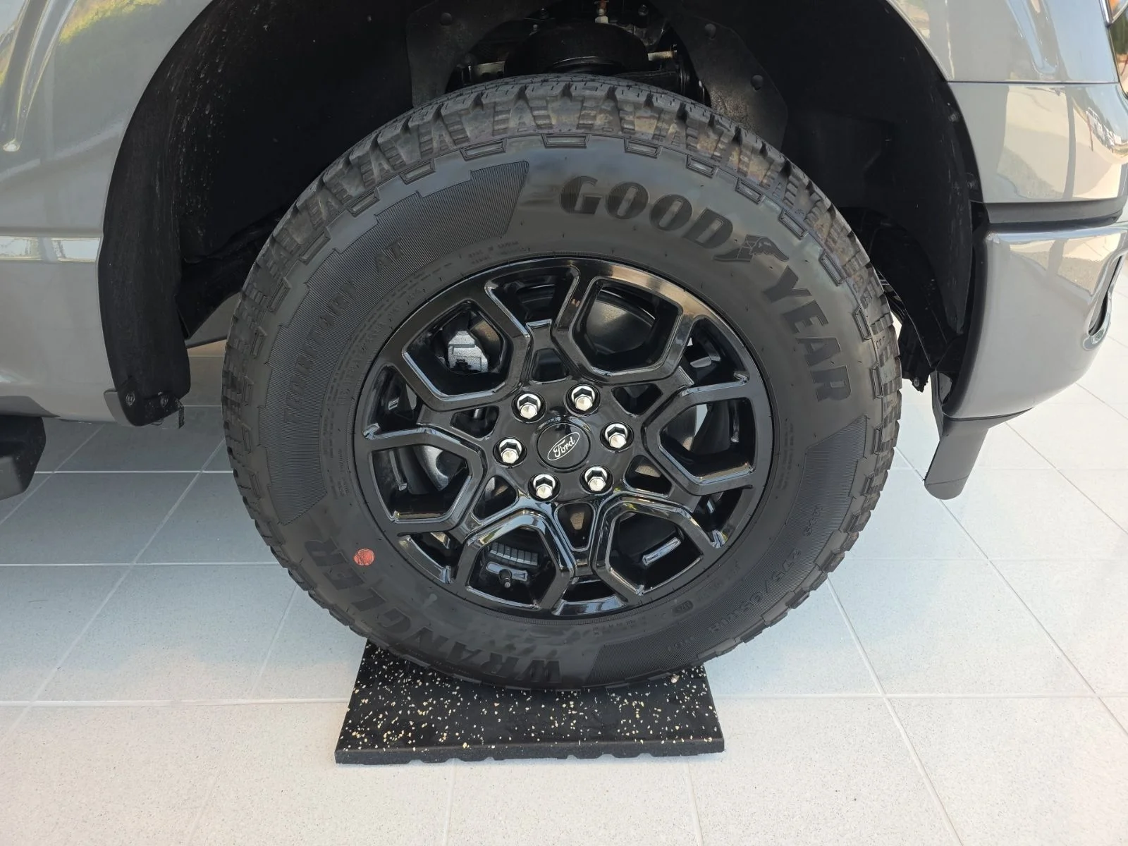 New 2026 Carbonized Gray Metallic Ford XLT image 23