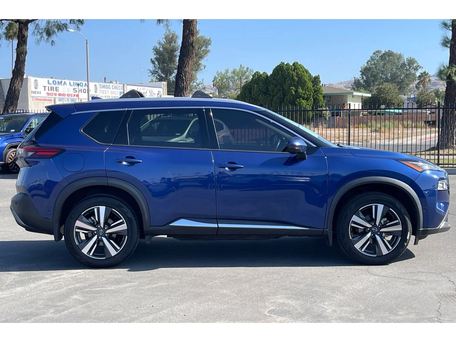Used 2023 Caspian Blue Metallic Nissan SL image 7