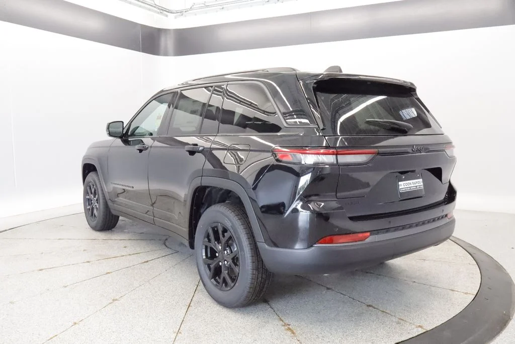 New 2026 Diamond Black Crystal Pearl-Coat Exterior Paint Jeep Altitude image 6