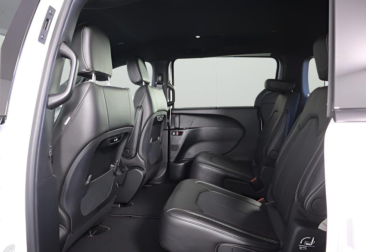 2026 Chrysler Pacifica Select - Photo 9