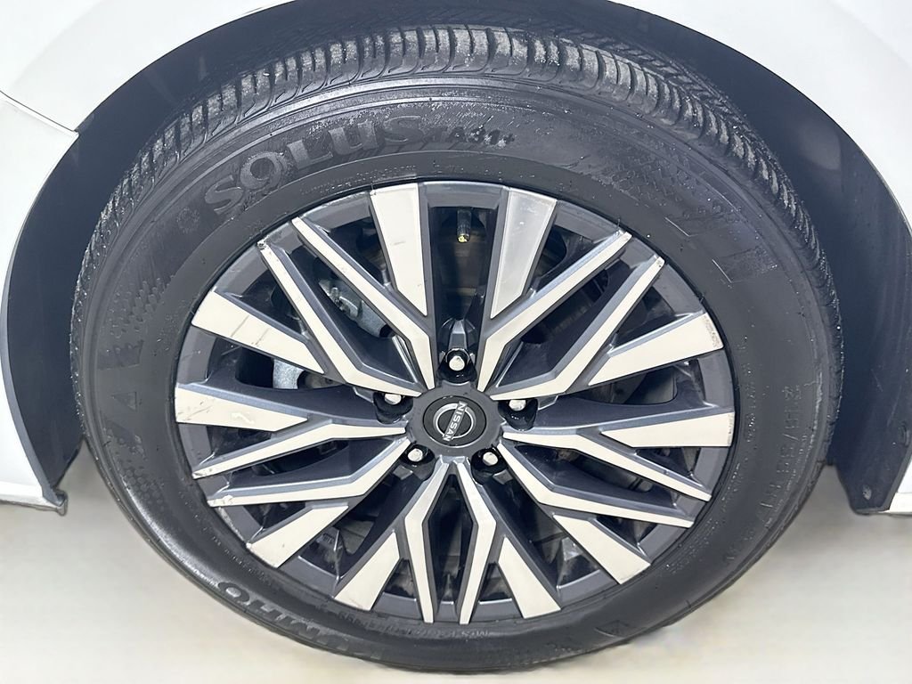 Used 2025 Glacier White Nissan 2.5 SV image 37