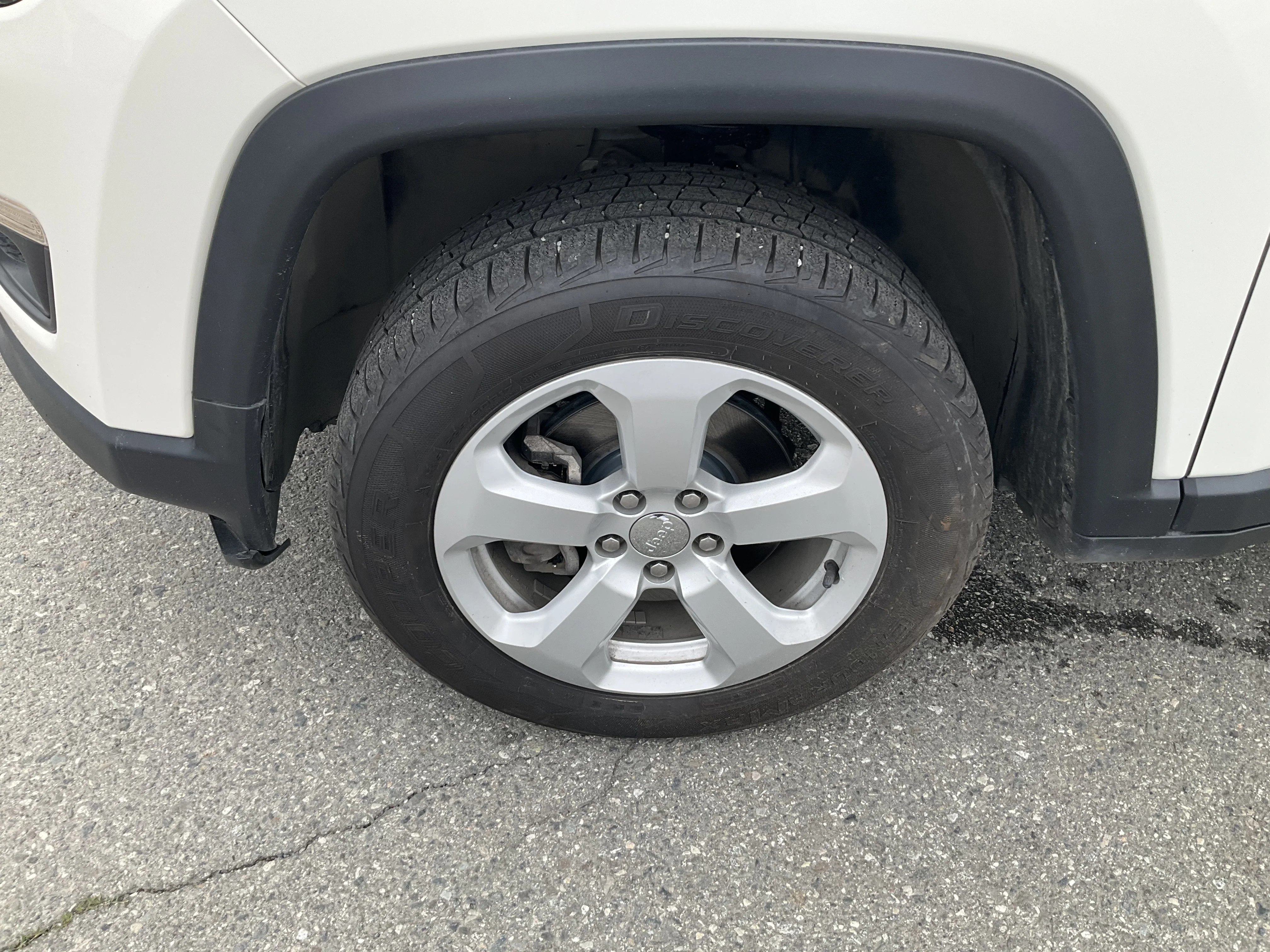 Used 2018 White Clearcoat Jeep Latitude image 6