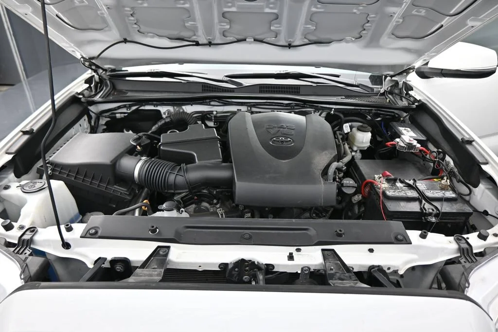 Used 2022 White Toyota SR5 image 27