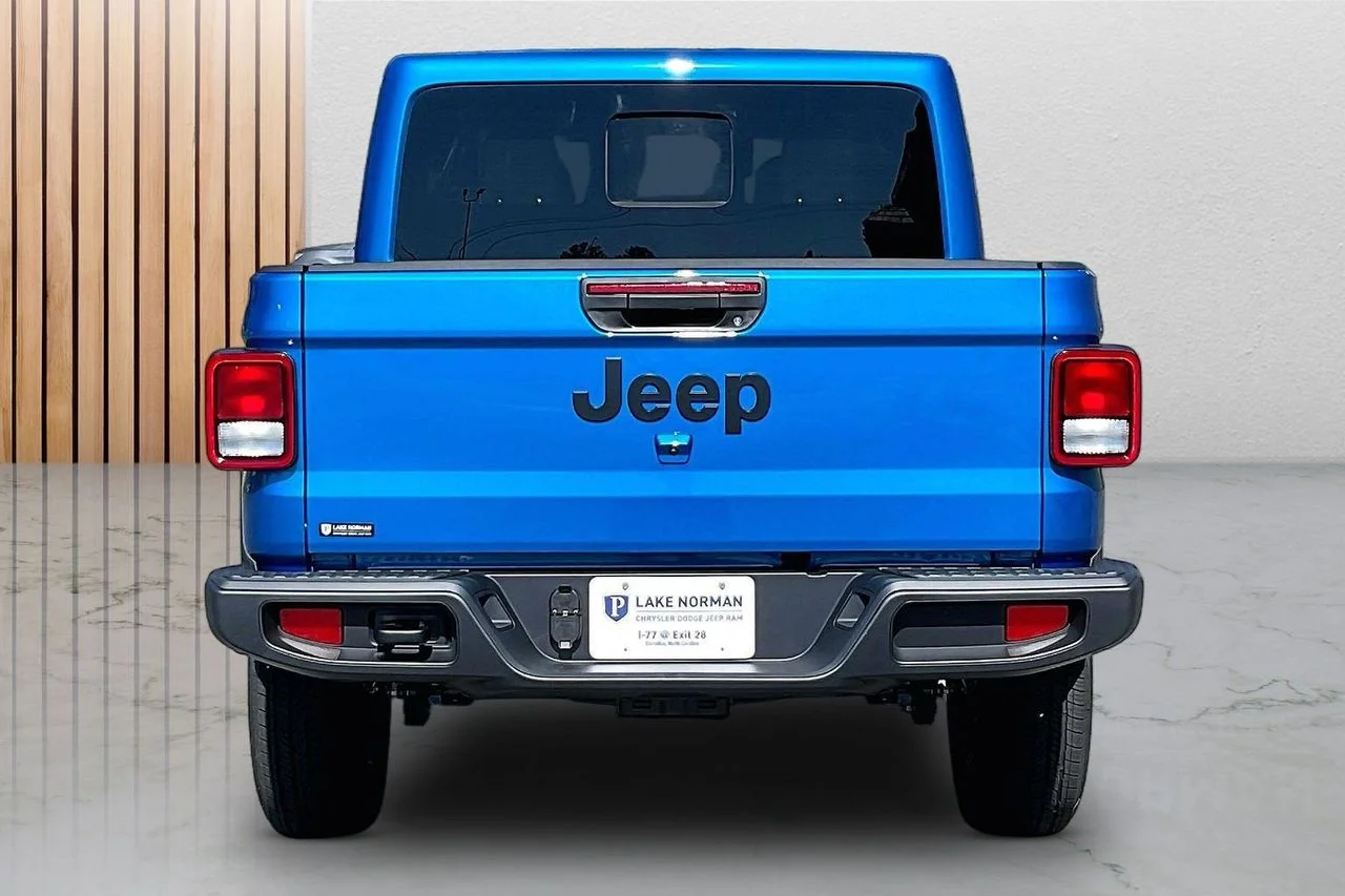 New 2026 Hydro Blue Pearl-Coat Exterior Paint Jeep Sport S image 8