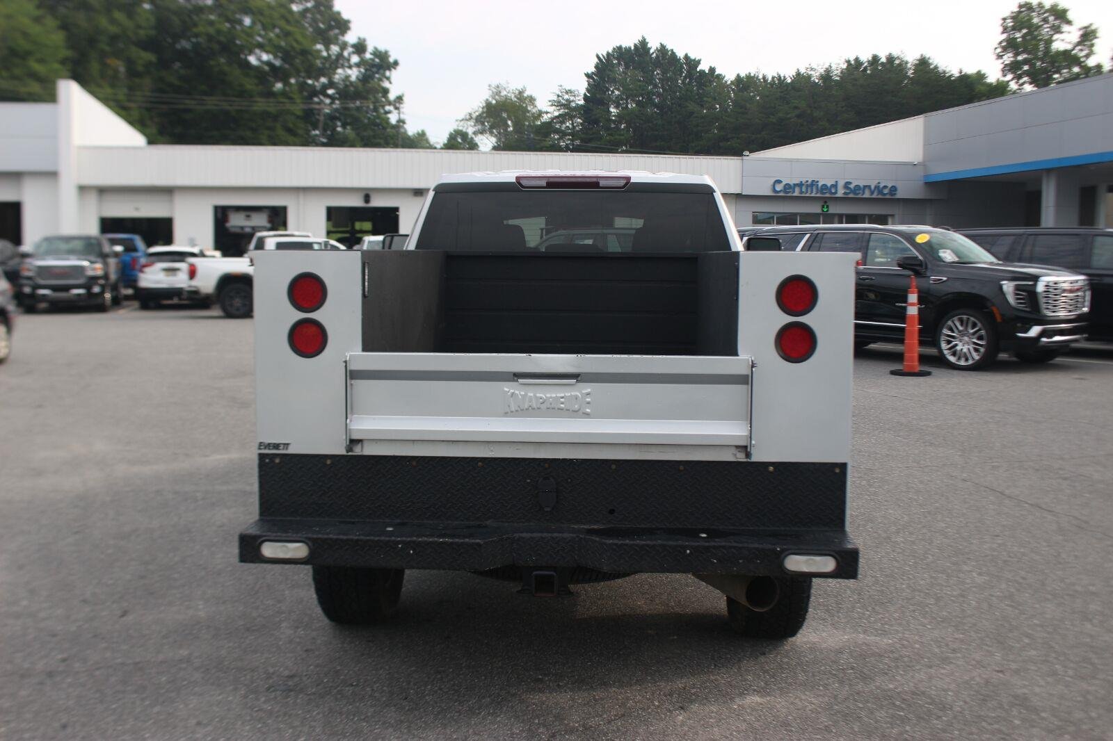 Used 2023 Silver Ice Metallic Chevrolet Custom image 7