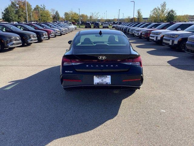 New 2026 Abyss Black Hyundai SE image 4