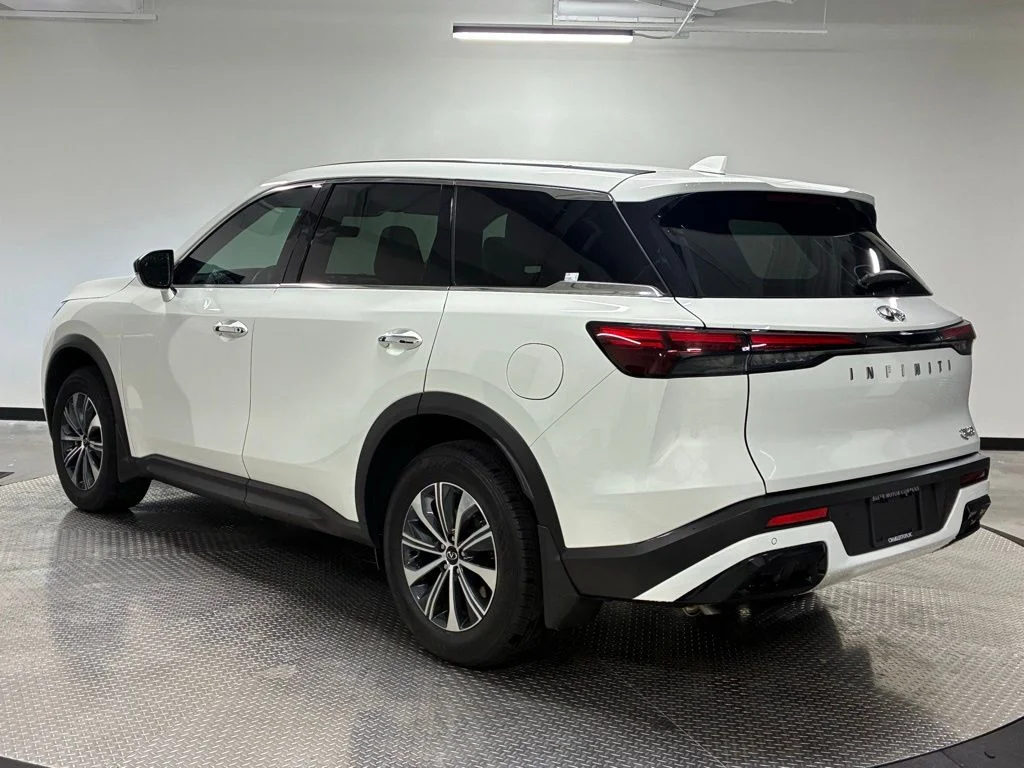 Used 2025 Glacier White INFINITI PURE image 3