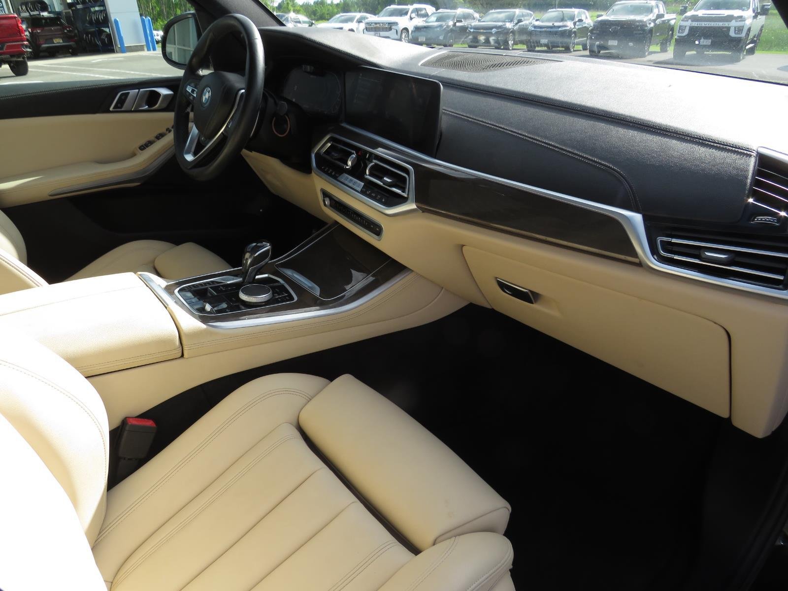 Used 2022  BMW  image 21