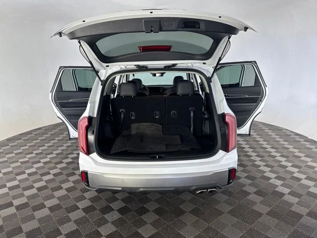 Used 2024 White Kia S image 17