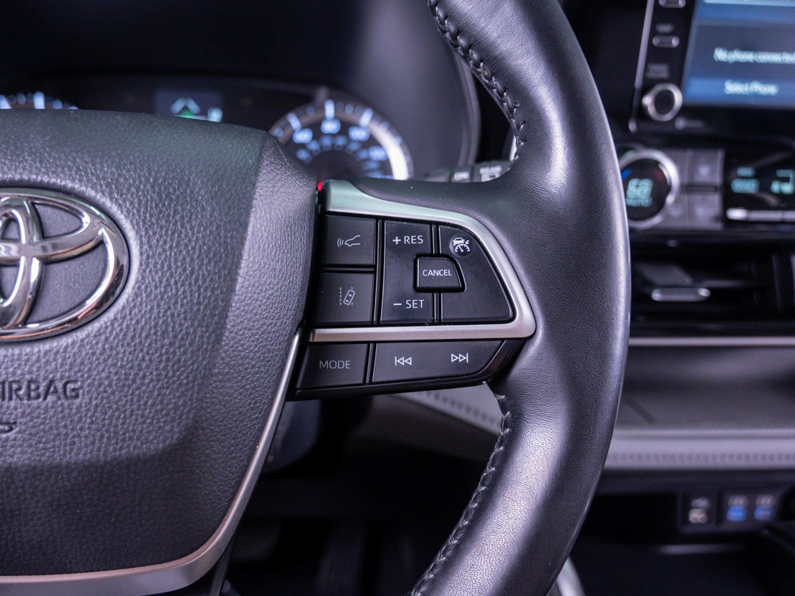 Used 2022 Pearl Toyota LE image 25