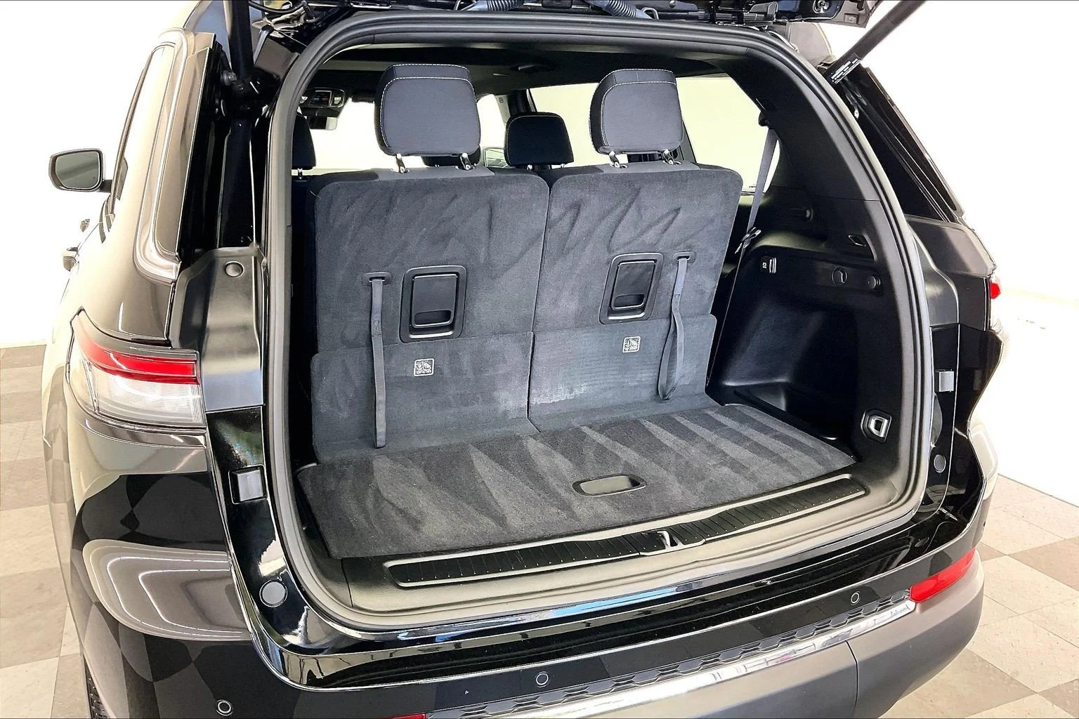 Used 2025 Diamond Black Crystal Pearlcoat Jeep Laredo image 27