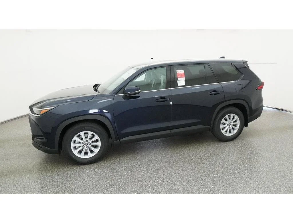 Used 2025  Toyota XLE image 3