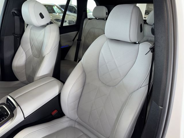 Used 2023 White Metallic BMW sDrive40i image 34
