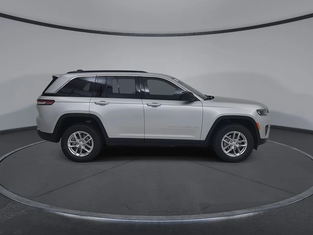 New 2026 Silver Zynith Exterior Paint Jeep Laredo X image 17