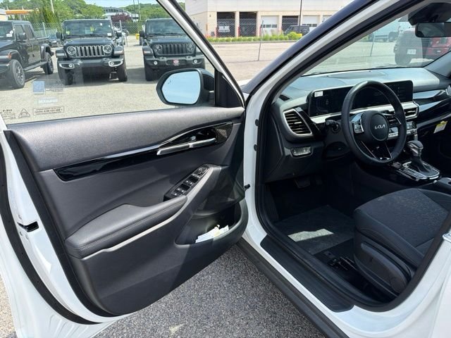 New 2026 Clear White / Black Roof Kia S image 10