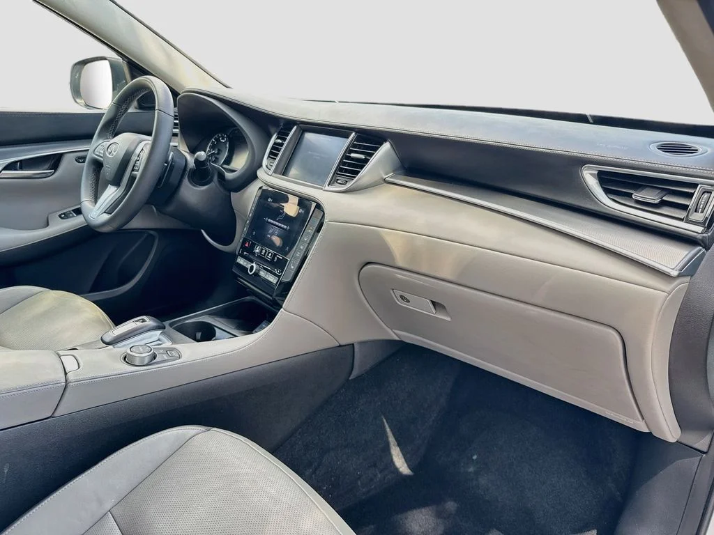 Certified Used 2023 White INFINITI LUXE image 31