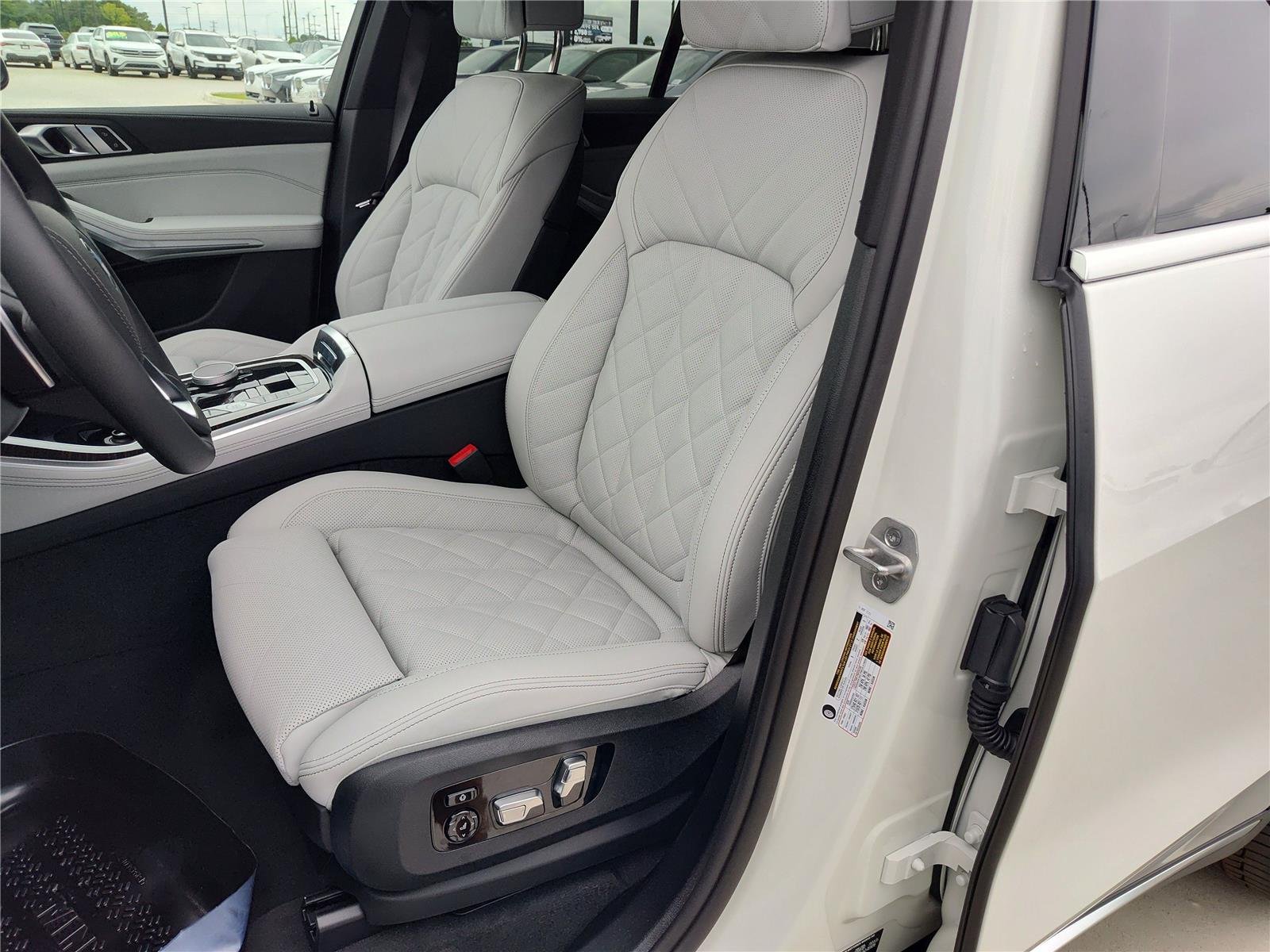 New 2026 Alpine White BMW sDrive40i image 7