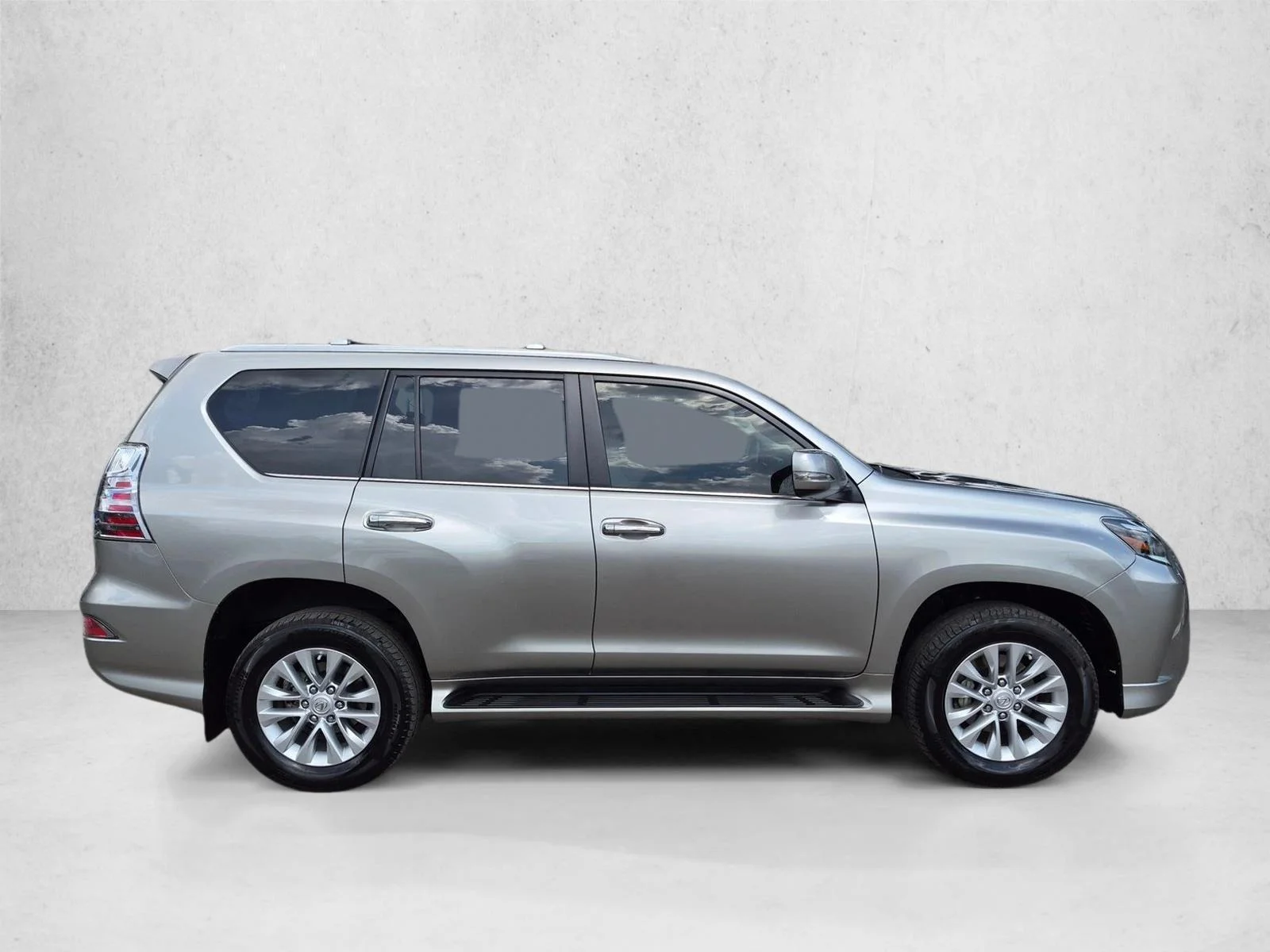 Certified Used 2023 Atomic Silver Lexus GX 460 Premium image 4