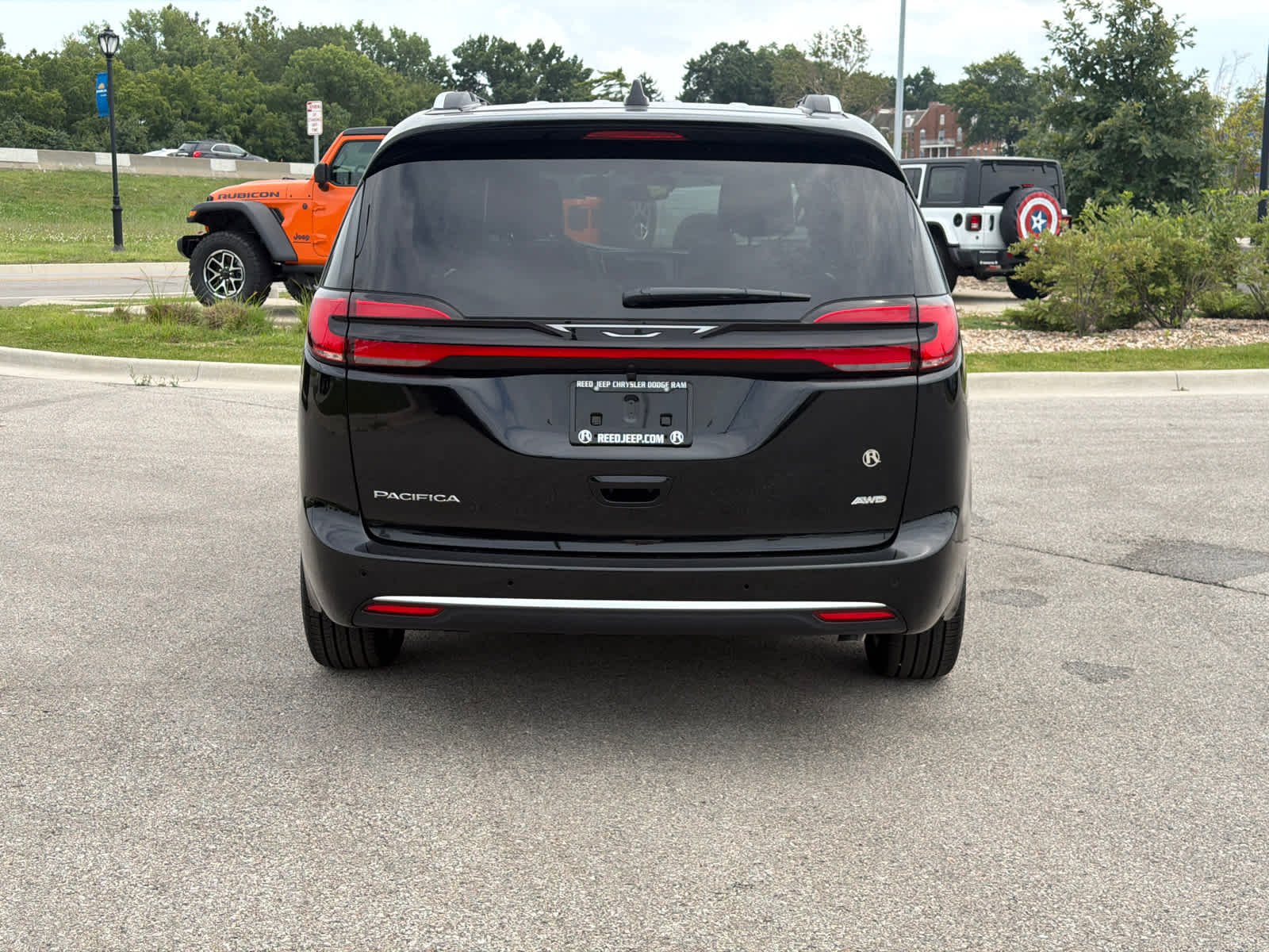 New 2027 Diamond Black Crystal Pearlcoat Chrysler Pinnacle image 7