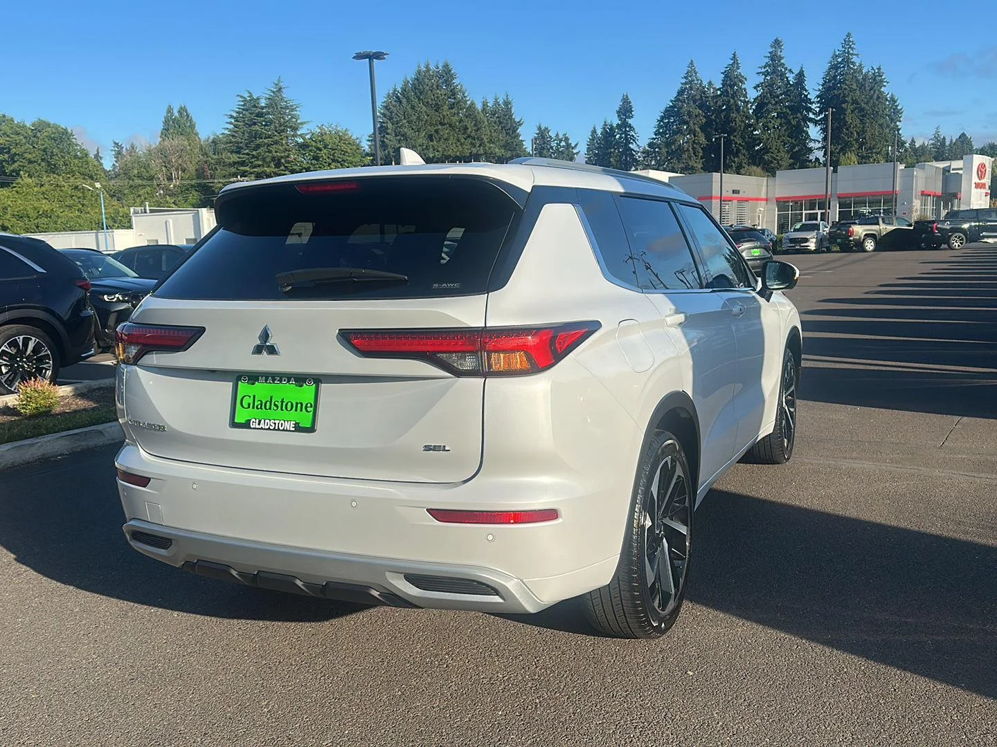 Used 2024 White Diamond Mitsubishi SEL image 7