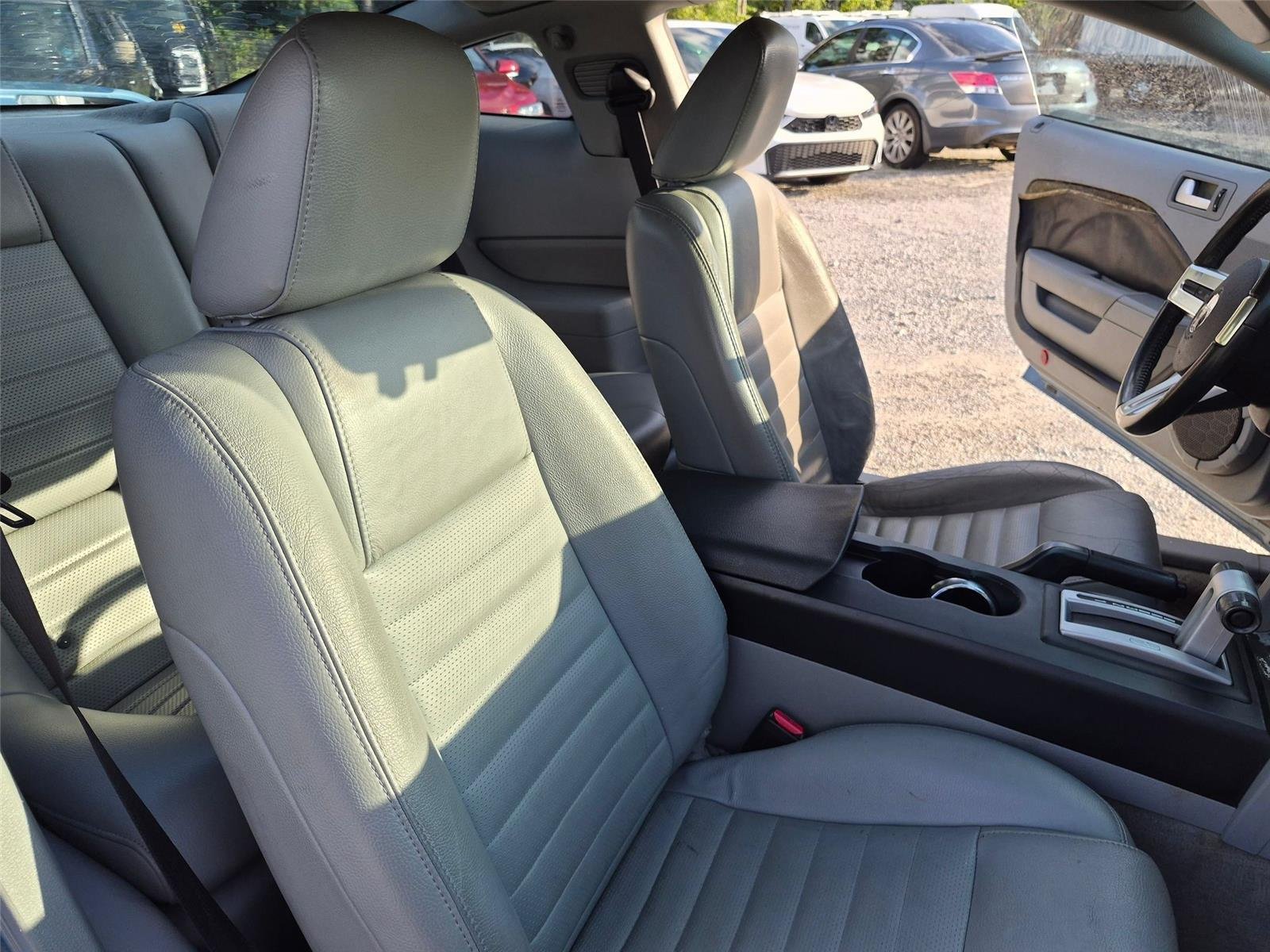 Used 2006  Ford GT Deluxe image 24