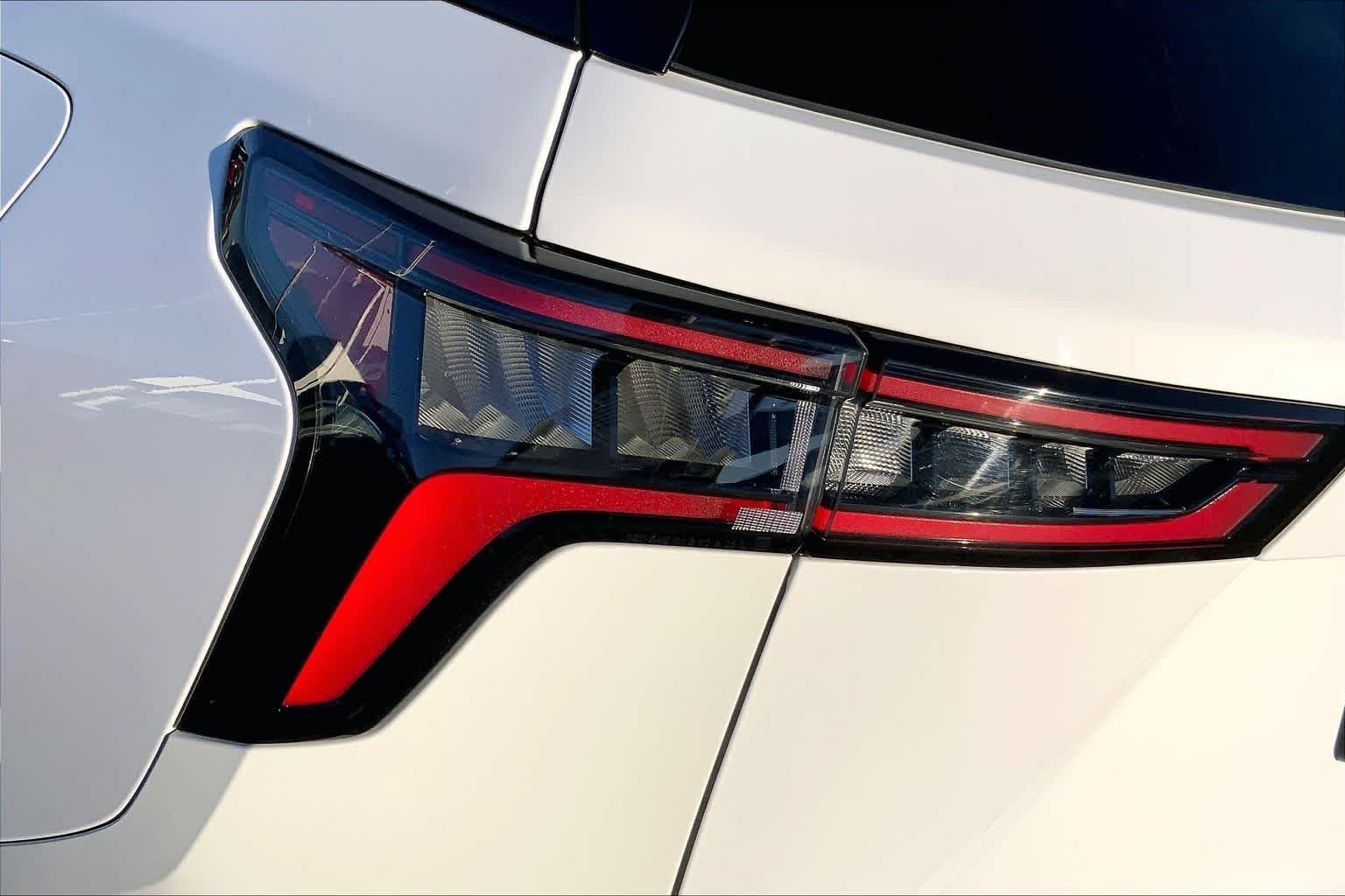 Used 2025 Summit White Chevrolet LT image 29