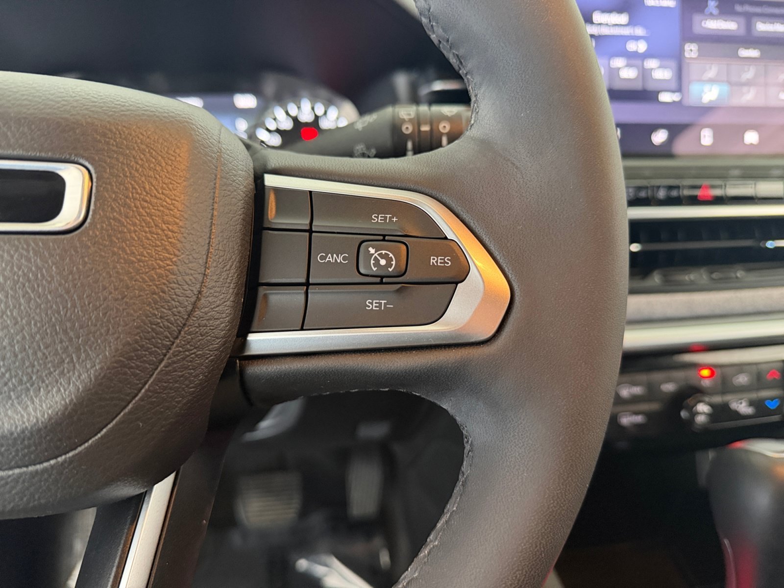 Used 2023 Diamond Black Crystal Pearlcoat Jeep Latitude image 12