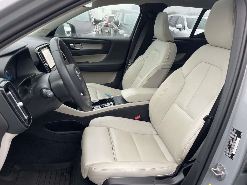 2025 Volvo XC40 Plus - Photo 8