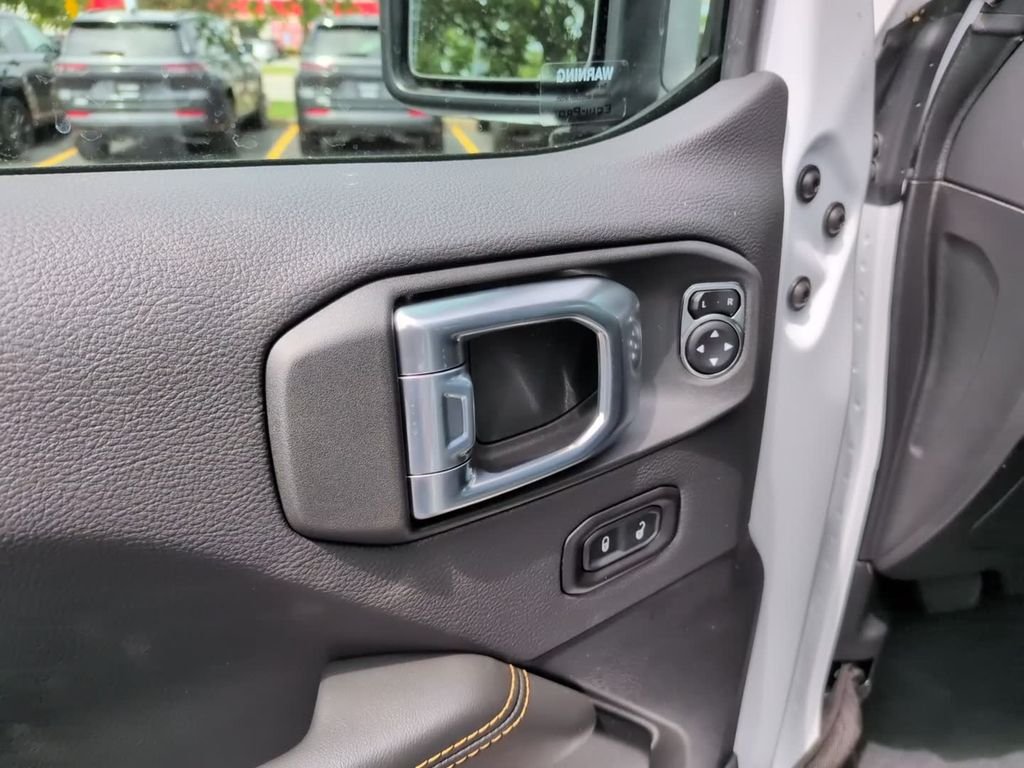 New 2026 Bright White Clear-Coat Exterior Paint Jeep Sahara image 20