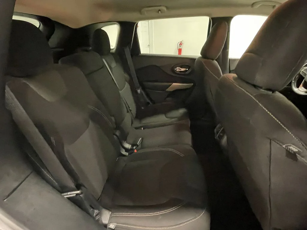 Used 2017 White Jeep Latitude image 22