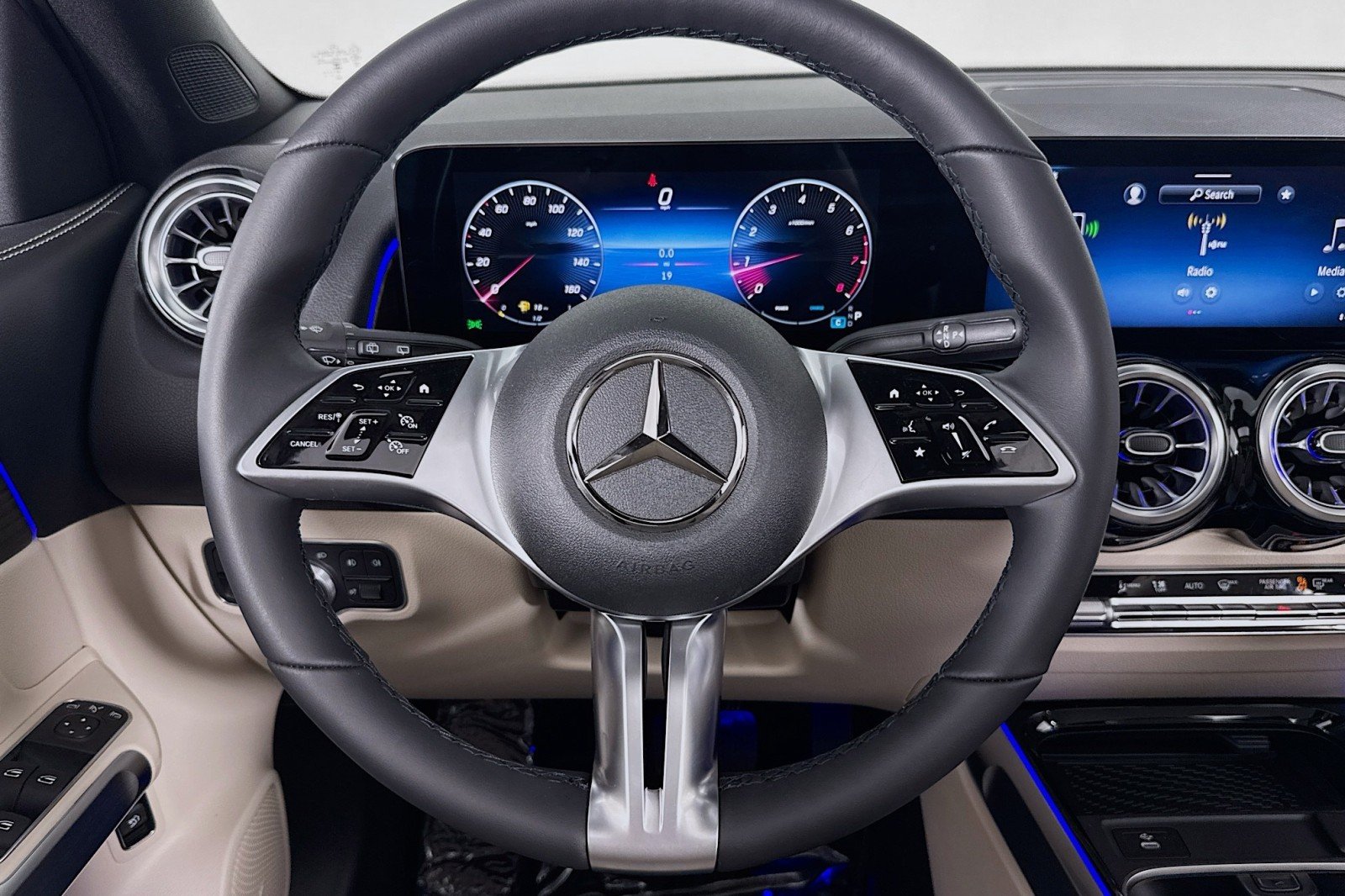 New 2026 Polar White Mercedes-Benz GLB 250 4MATIC® SUV image 17