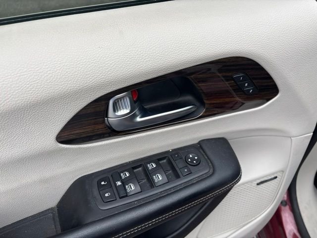 Used 2022 Red Chrysler Limited image 14