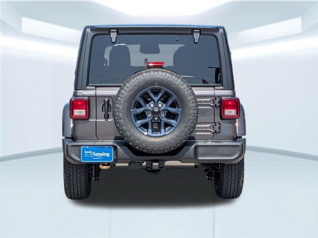 New 2026 Granite Crystal Metallic Clear-Coat Exterior Paint Jeep  image 6