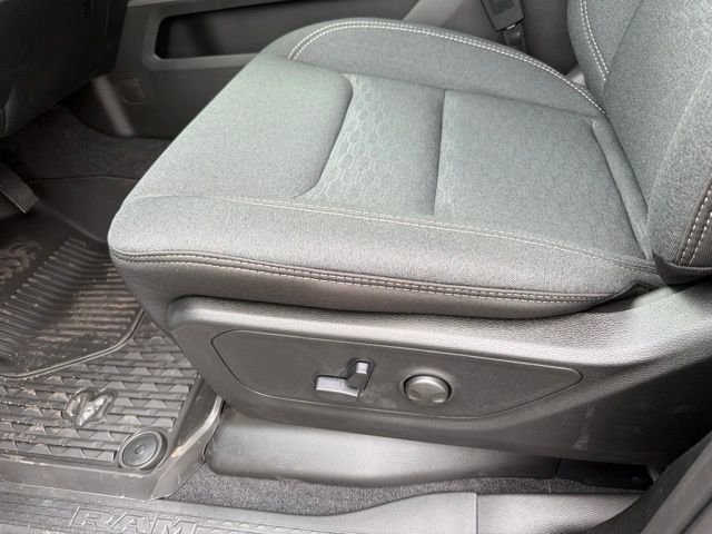 New 2026 Diamond Black Crystal Pearl-Coat Exterior Paint RAM Big Horn/Lone Star image 13