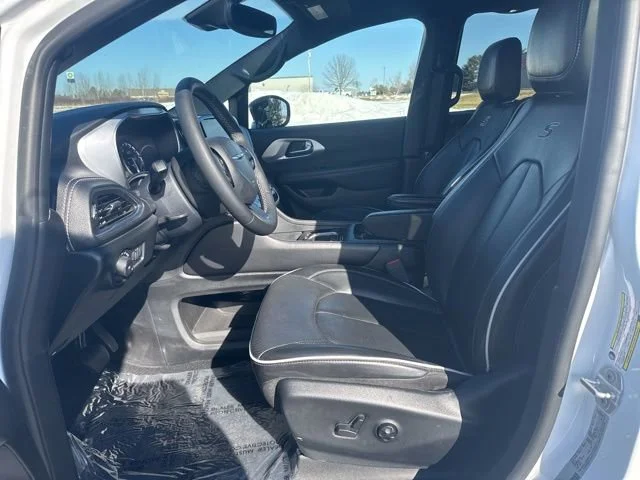 Used 2025 White Chrysler Limited image 13