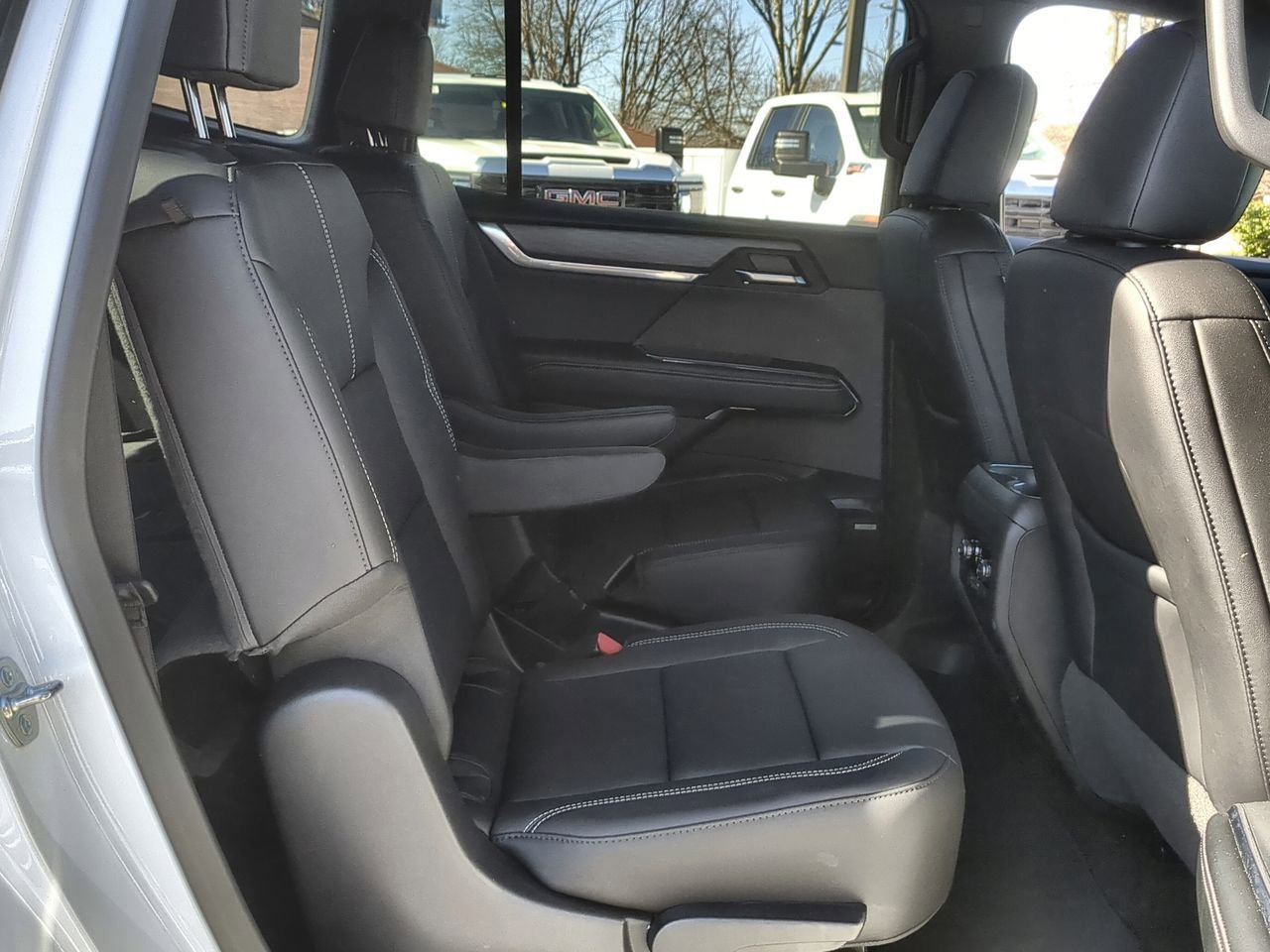 Used 2025 Summit White GMC Elevation image 27