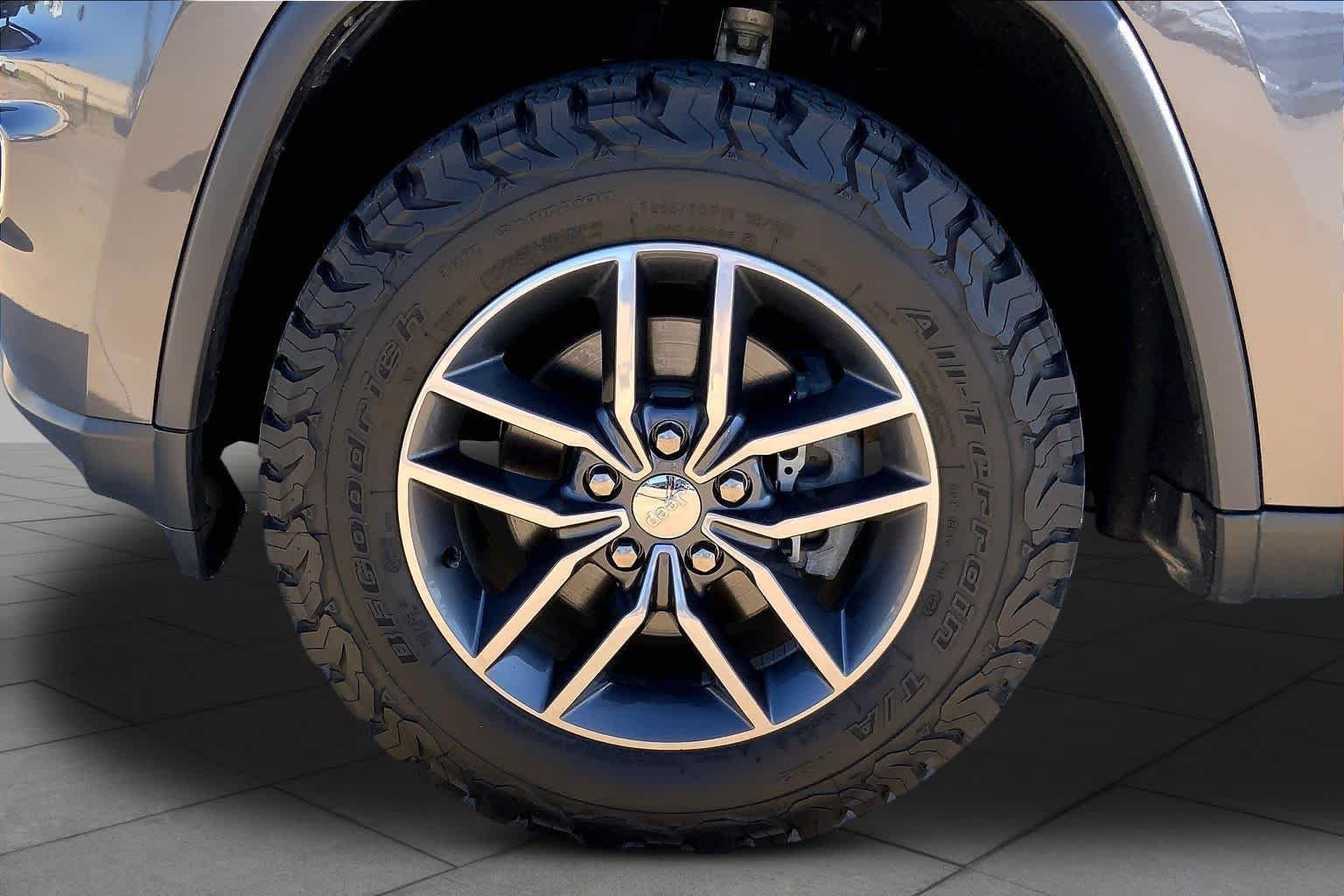 Used 2017 Granite Crystal Metallic Clearcoat Jeep Limited image 11