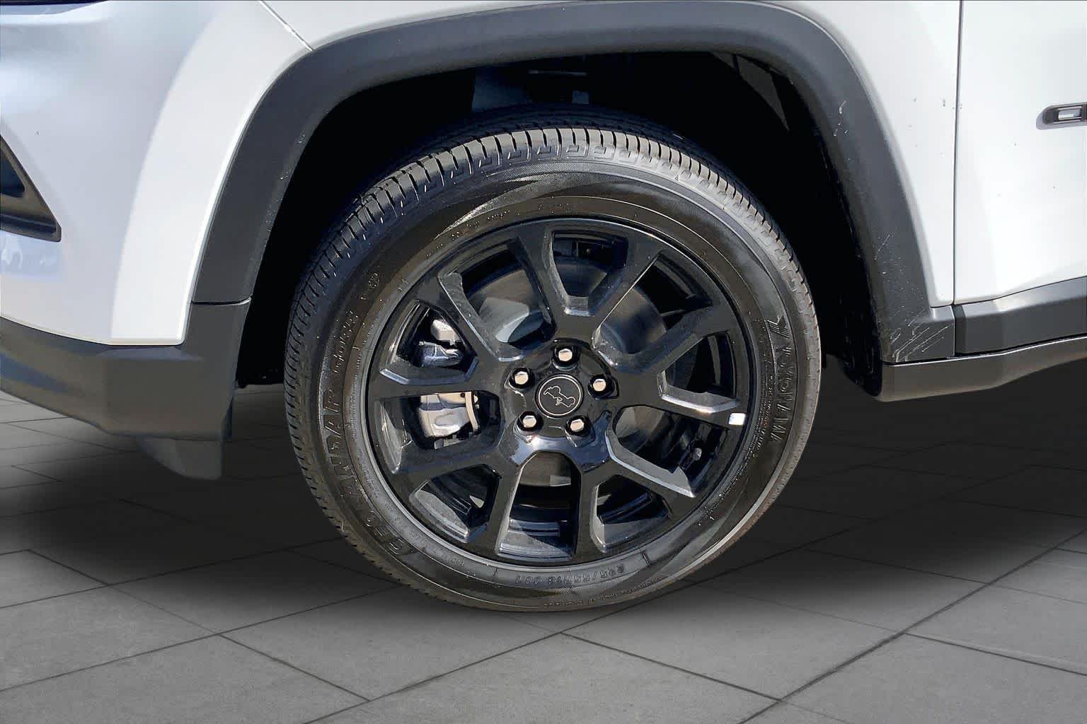 New 2026 Bright White Clearcoat Jeep Latitude Altitude image 11