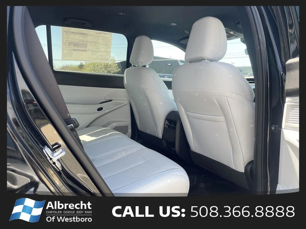 New 2026 Diamond Black Crystal Pearl-Coat Exterior Paint Jeep Laredo image 13