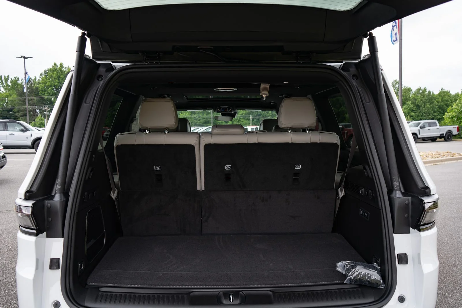 New 2026 Bright White Clear-Coat Exterior Paint Jeep  image 9