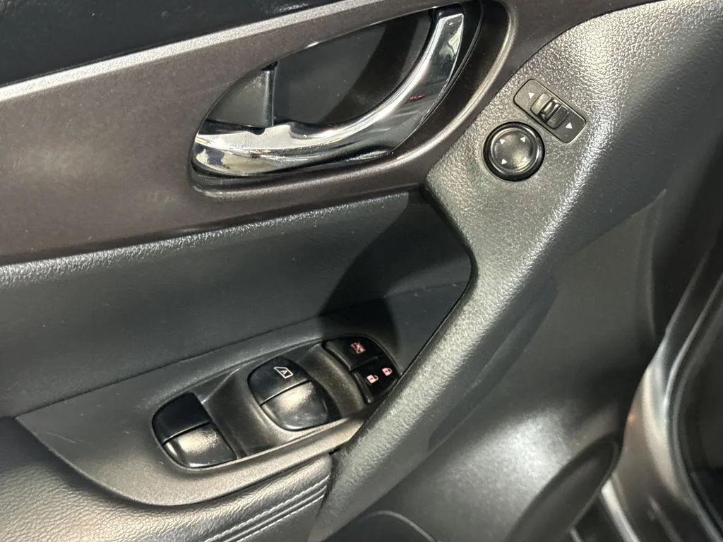 Used 2016 Gray Nissan SV image 25