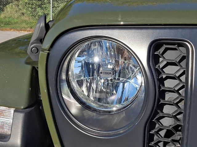 Used 2022 Green Jeep Overland image 10