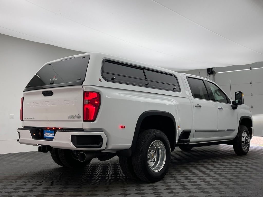 Used 2026 Summit White Chevrolet High Country image 9