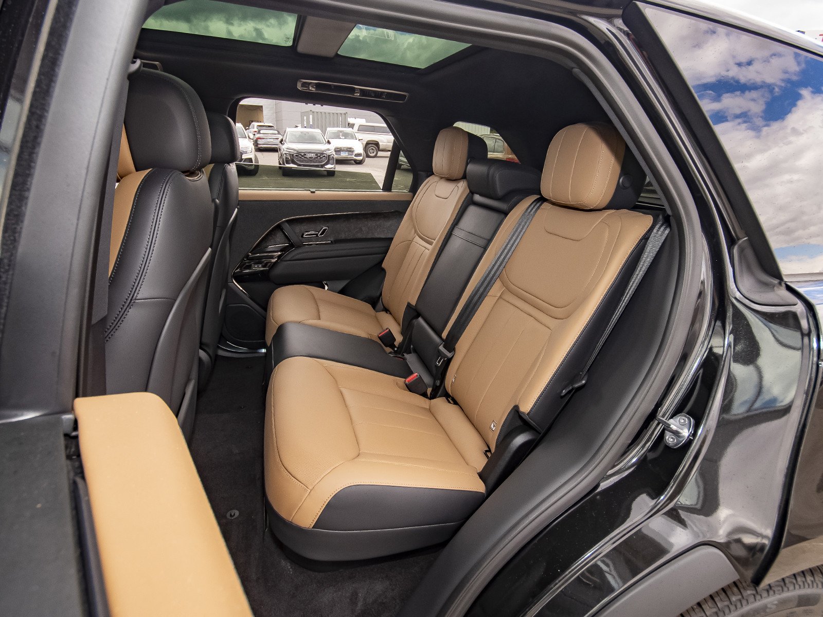 New 2026 Santorini Black Land Rover Dynamic SE image 43