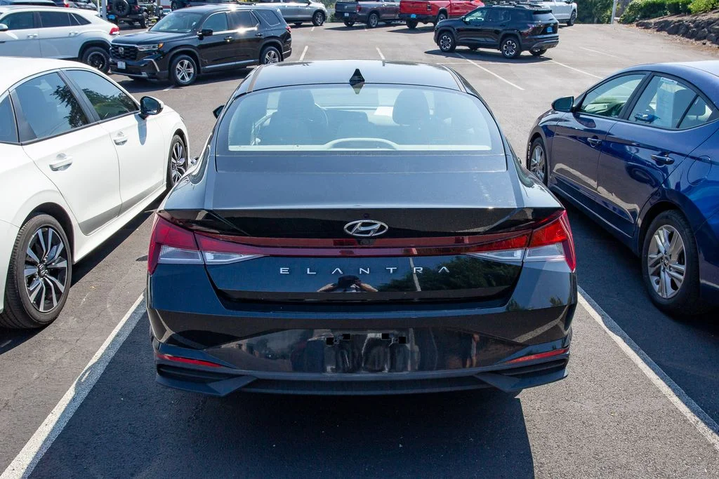 Used 2022 Phantom Black Hyundai SEL image 4