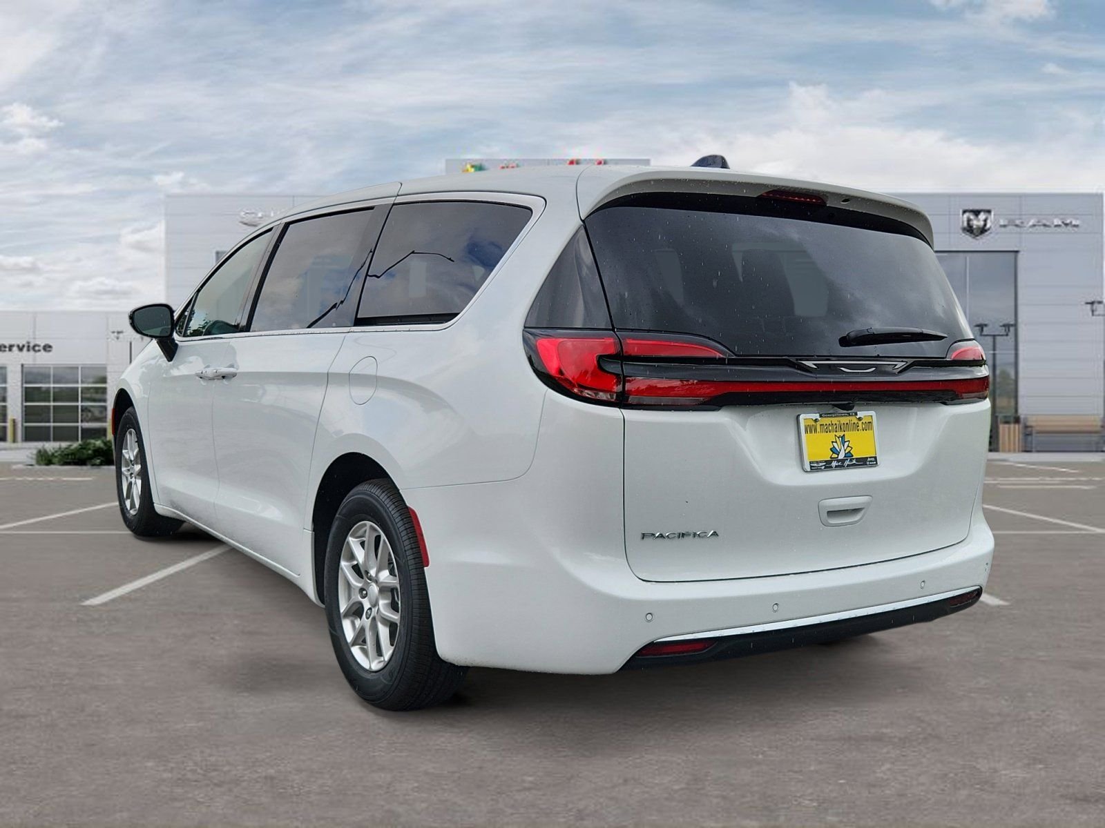 New 2027 Bright White Clear-Coat Exterior Paint Chrysler Select image 3