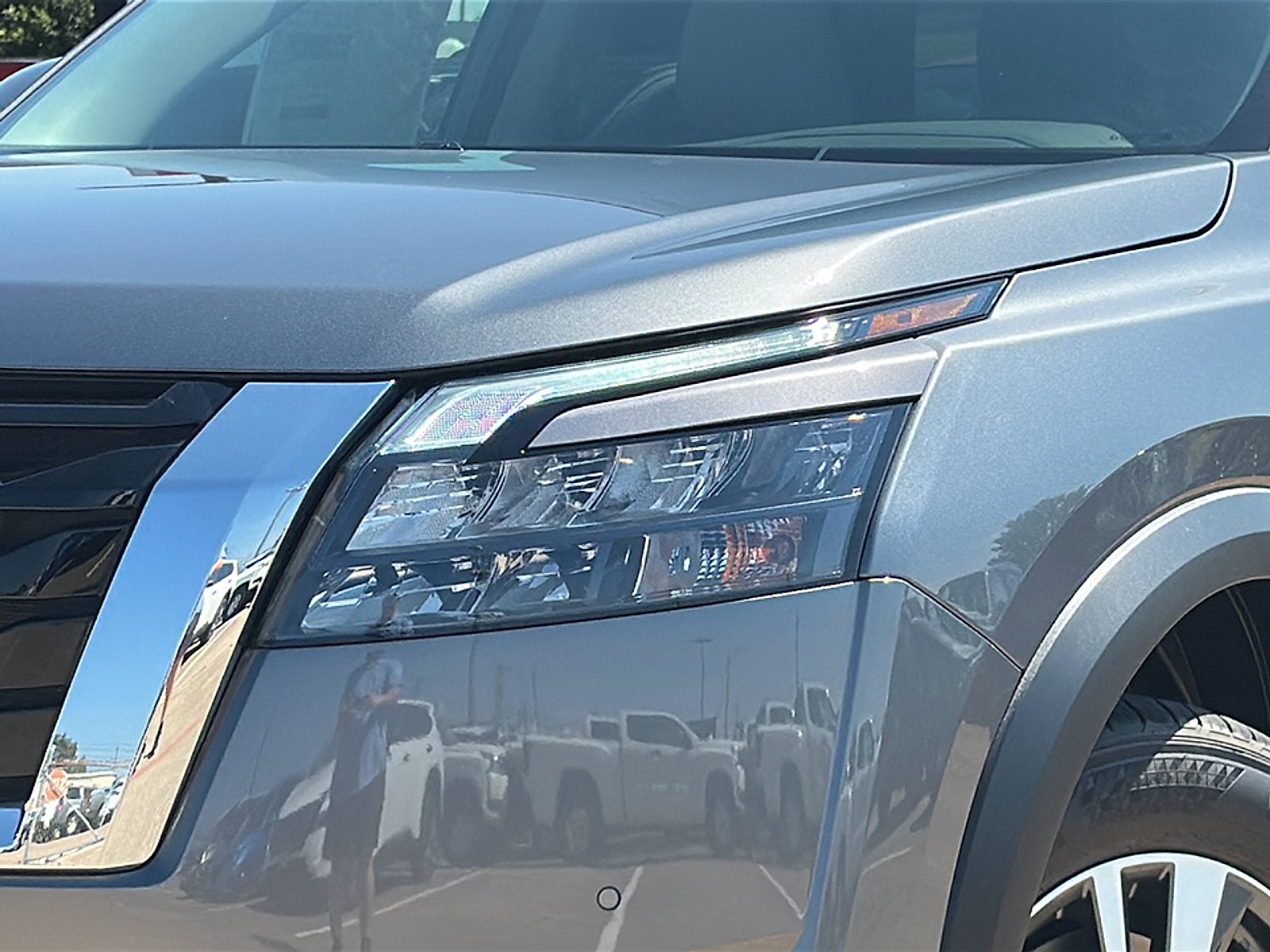 2025 Nissan Pathfinder SL photo 2