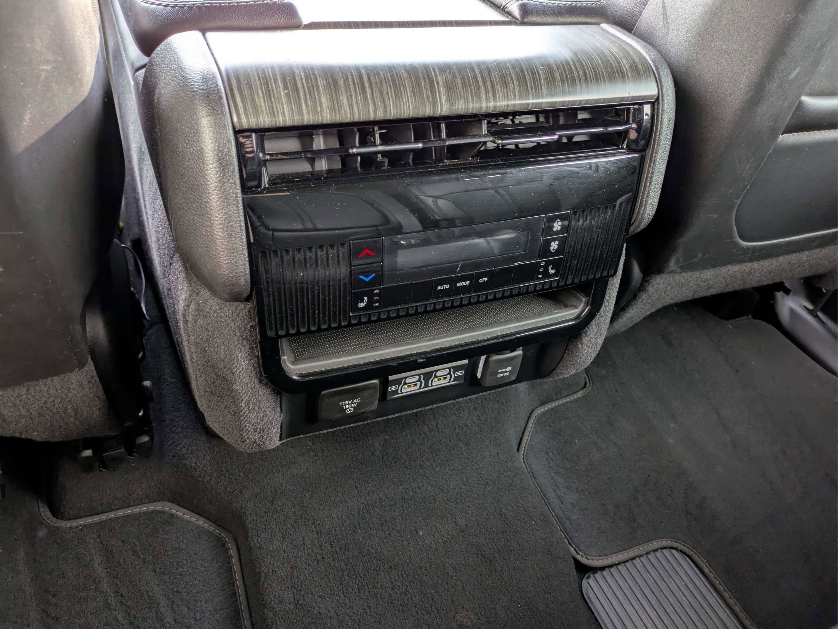 Used 2024 Diamond Black Crystal Pearlcoat Jeep Series III image 12